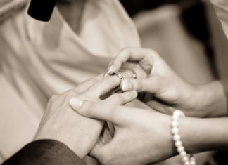 Lo scambio degli anelli nel mondo anelli