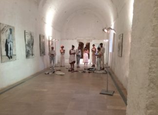 Uomini bianchi incrociano sguardi uomini bianchi