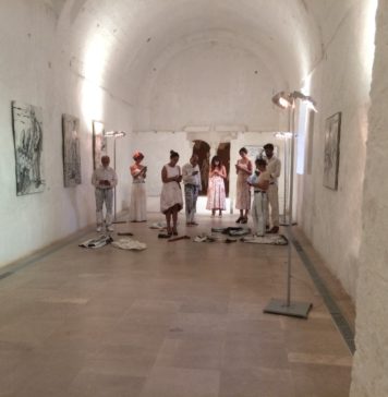 Uomini bianchi incrociano sguardi uomini bianchi