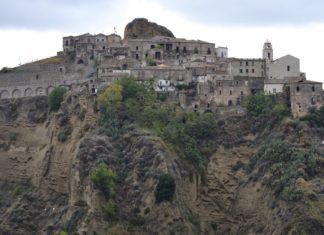Tursi tra echi arabi e calanchi