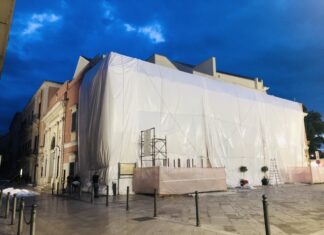 La Garibaldi Crew omaggia Christo “impacchettando” il teatro di Bisceglie