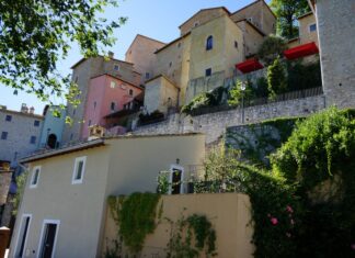 Castello di Postignano: benvenuti nel borgo pastello Castello di Postignano
