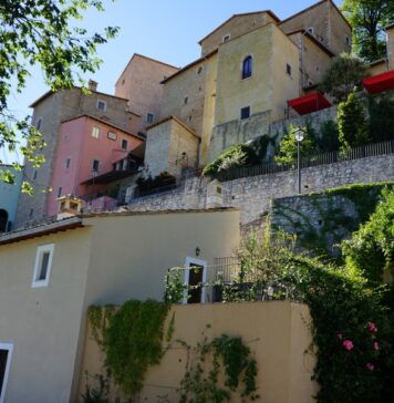 Castello di Postignano: benvenuti nel borgo pastello Castello di Postignano