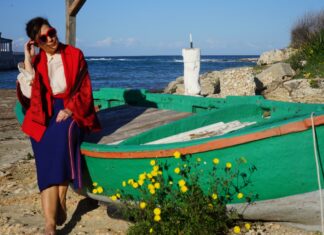 Lorena Benatti, dreaming of the sea between red and blue Lorena Benatti