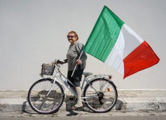 La Mostra Casamassella Pop e le foto con gli occhiali Mostra Casamassella Pop