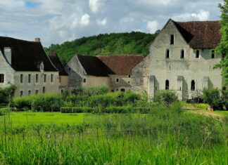 Al Monastère nel cuore della Loira sogni d'oro tra Normandia e Bretagna